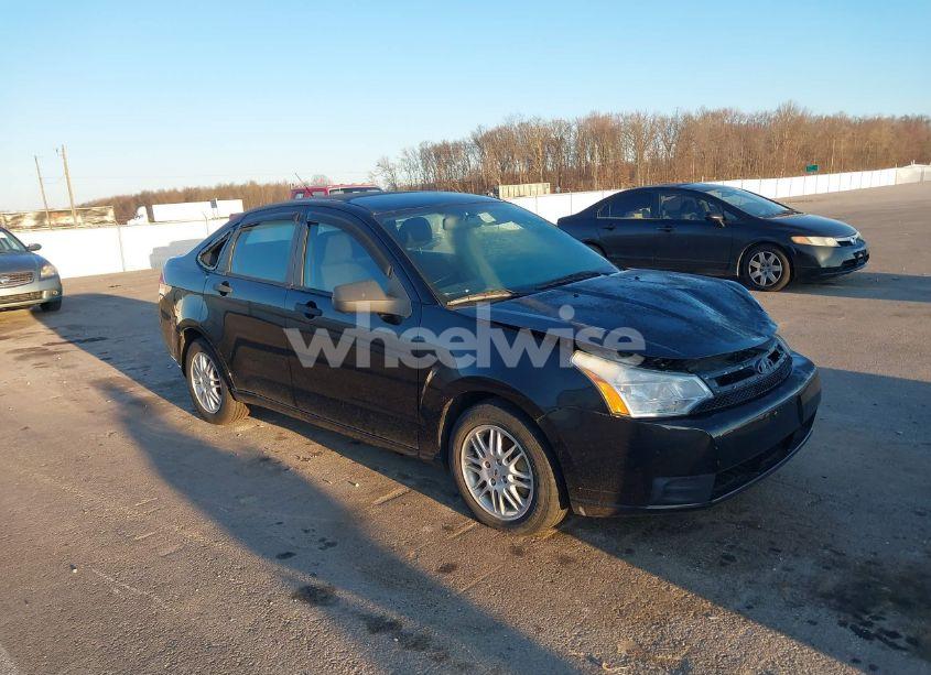 2010 Ford Focus SE (VIN 1FAHP3FN9AW201385) main photo