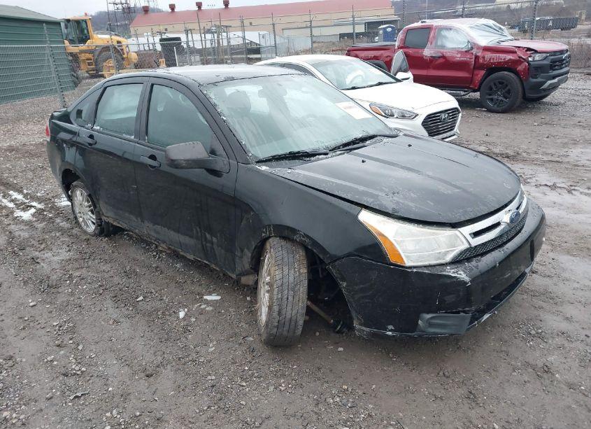 2010 Ford Focus SE (VIN 1FAHP3FN9AW219885) main photo