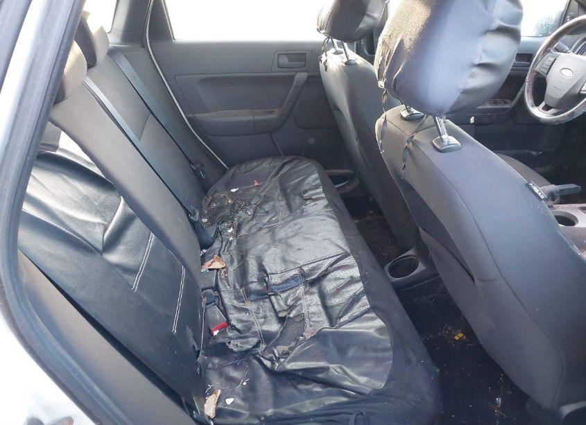 Photo 8 of 2011 Ford Focus SE (VIN 1FAHP3FN9BW109744)