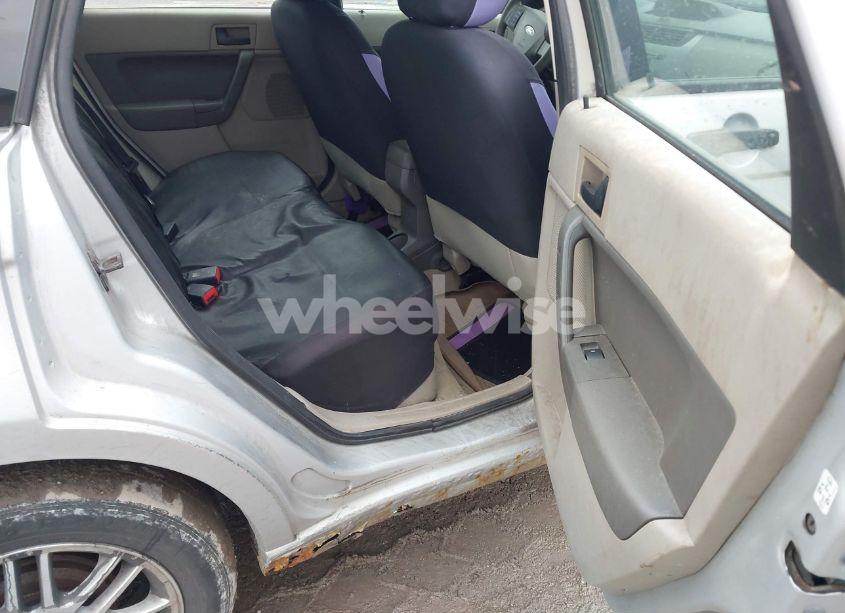 Photo 8 of 2011 Ford Focus SE (VIN 1FAHP3FN9BW195024)