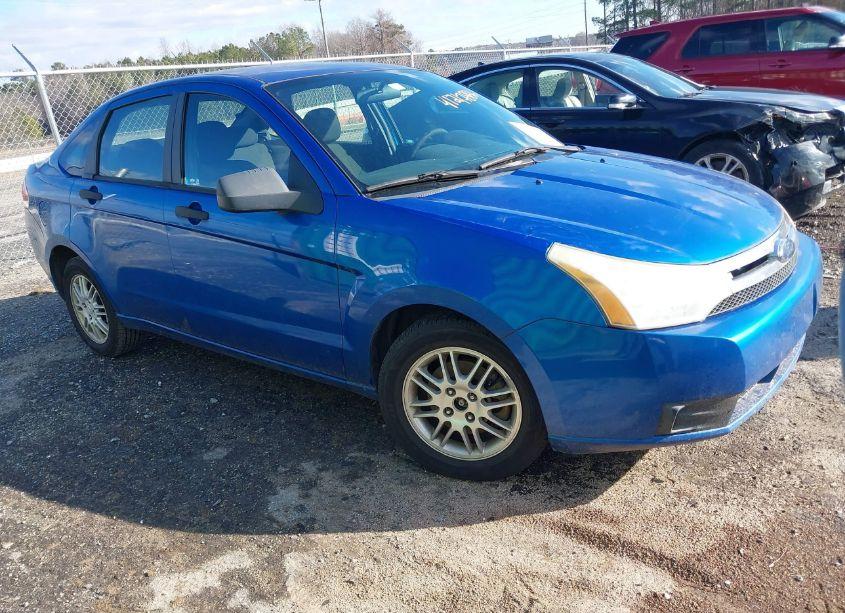 2010 Ford Focus SE (VIN 1FAHP3FNXAW123568) main photo