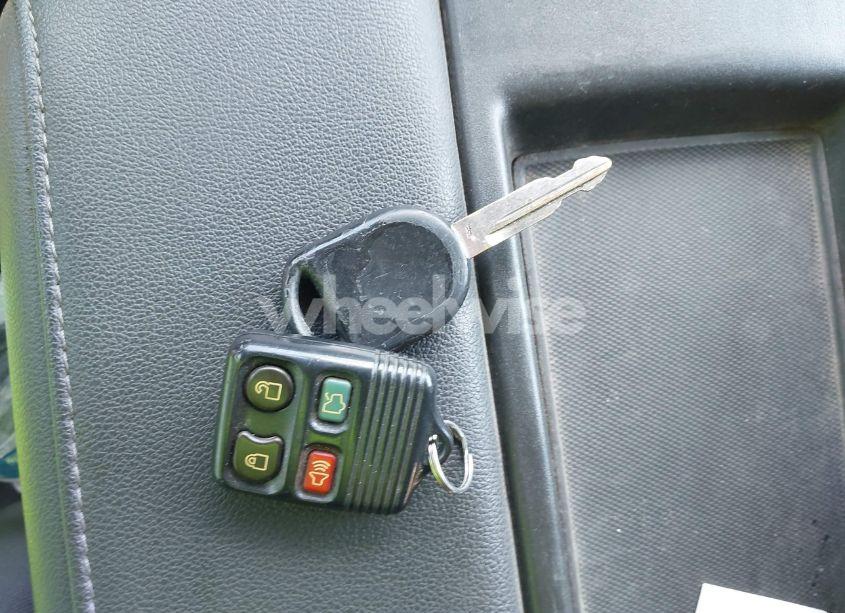 Photo 11 of 2010 Ford Focus SE (VIN 1FAHP3FNXAW165206)