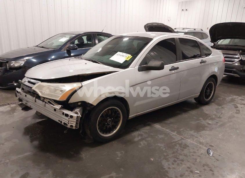 Photo 2 of 2010 Ford Focus SE (VIN 1FAHP3FNXAW165206)