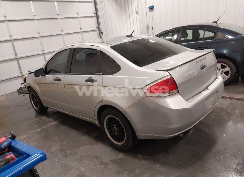 Photo 3 of 2010 Ford Focus SE (VIN 1FAHP3FNXAW165206)