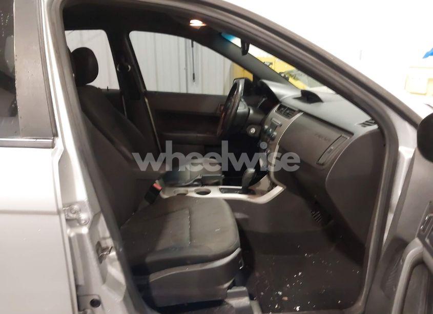 Photo 5 of 2010 Ford Focus SE (VIN 1FAHP3FNXAW165206)