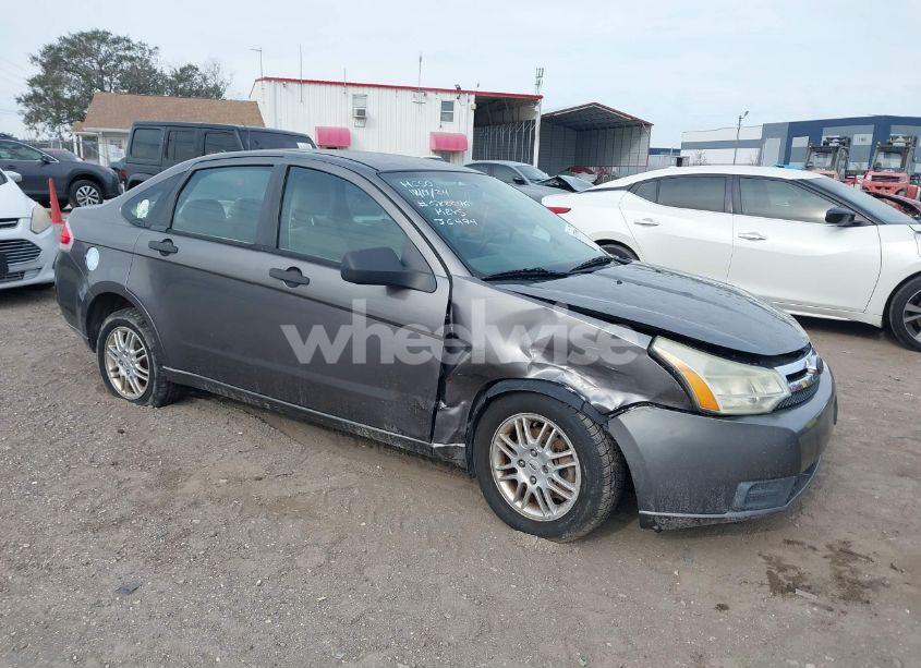 2010 Ford Focus SE (VIN 1FAHP3FNXAW251115) main photo