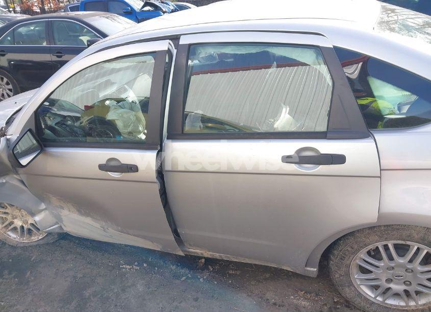 Photo 13 of 2010 Ford Focus SE (VIN 1FAHP3FNXAW273177)