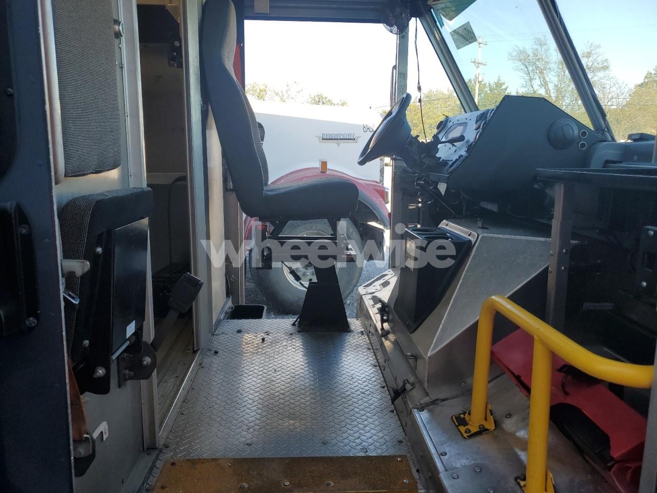 Photo 5 of 2019 FORD E450 DELIVERY TRUCK (VIN 1FC3E4K69KDC48945)