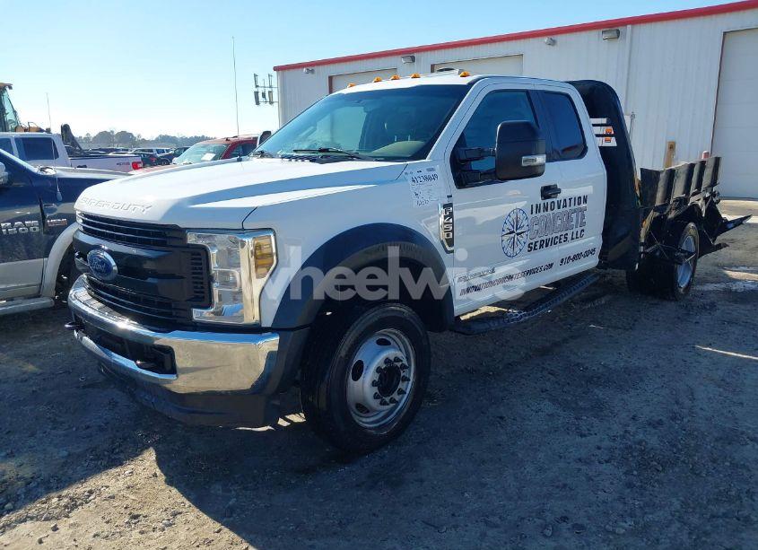 Photo 2 of 2019 Ford F-450 CHASSIS XL (VIN 1FD0X4HT7KEC31268)