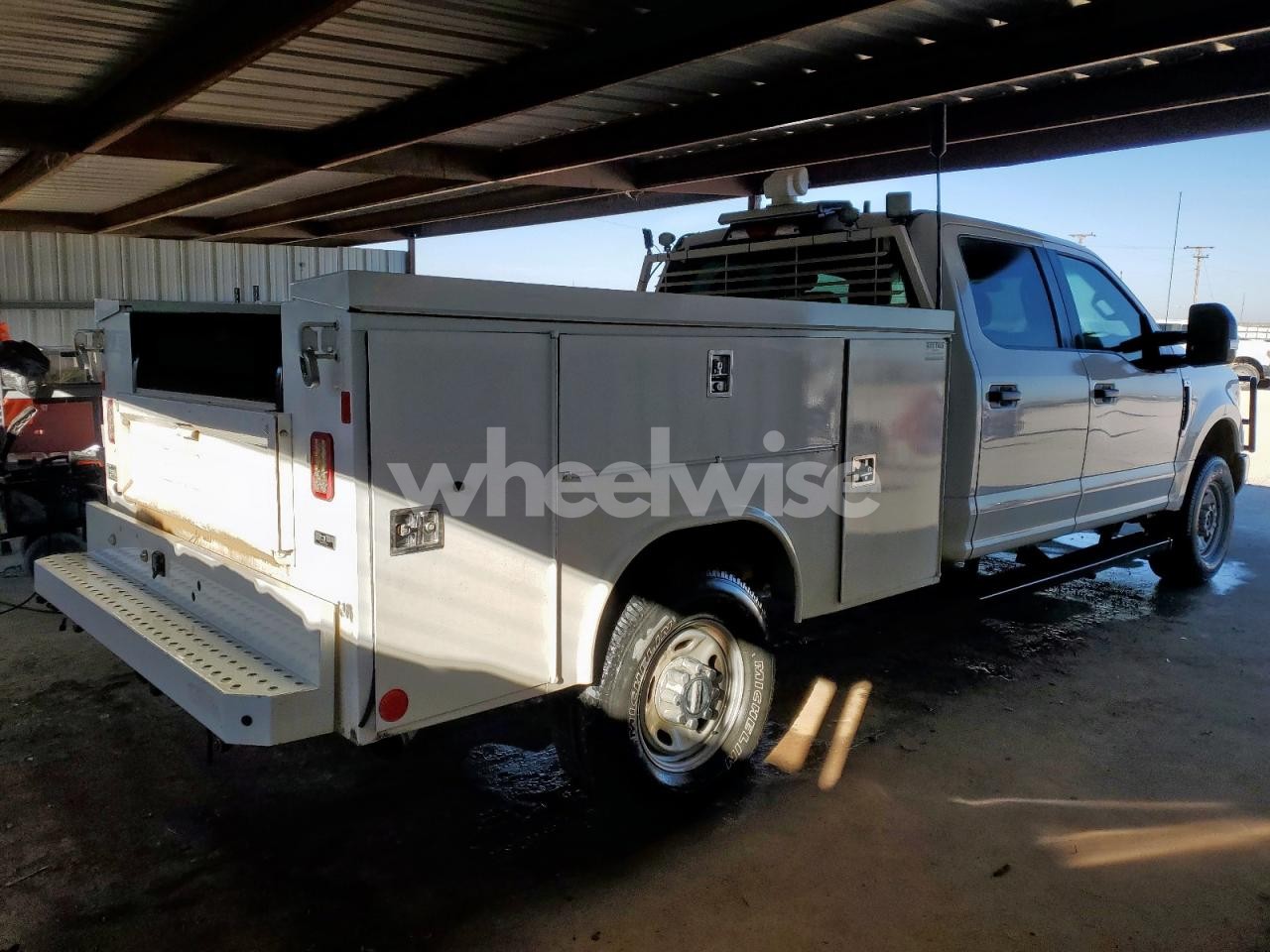 Photo 3 of 2018 FORD F250 UTILITY / SERVICE TRUCK (VIN 1FD7W2B66JED05352)