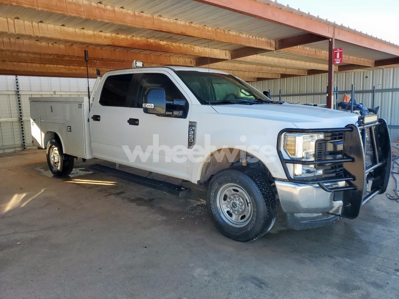 Photo 4 of 2018 FORD F250 UTILITY / SERVICE TRUCK (VIN 1FD7W2B66JED05352)