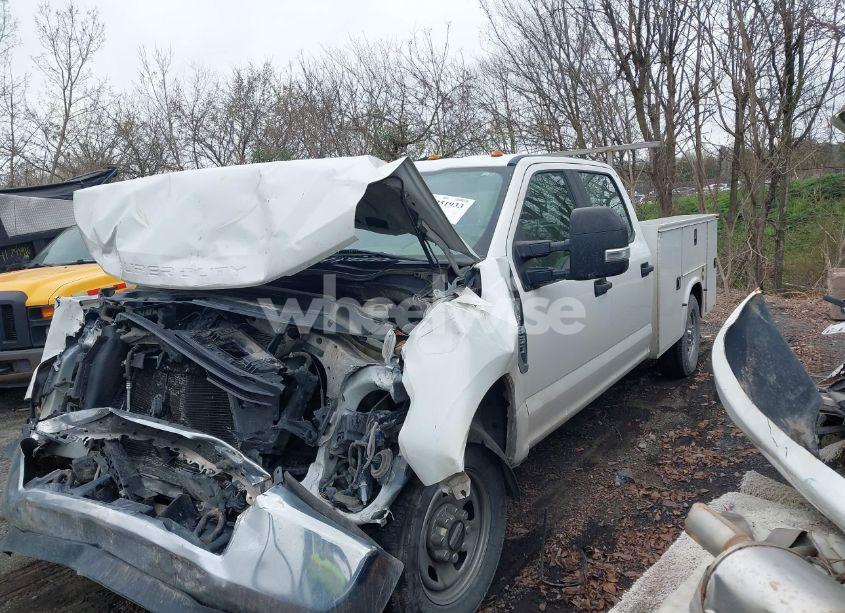 Photo 2 of 2019 Ford F-350 CHASSIS XL (VIN 1FD8W3E68KEG58778)