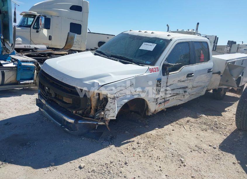 Photo 2 of 2022 Ford F-350 CHASSIS XL (VIN 1FD8W3HT0NEE49623)