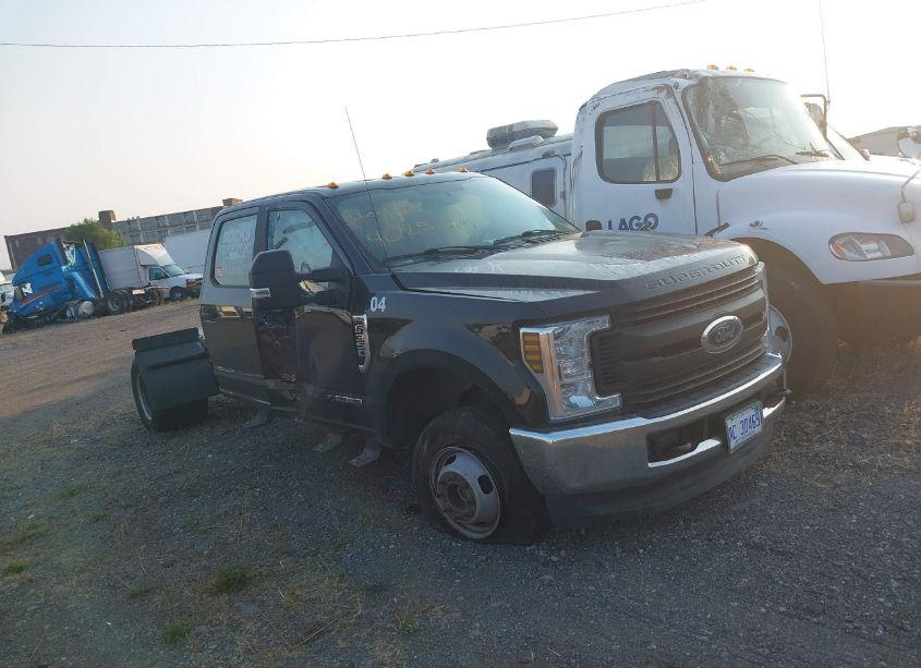 2019 Ford F-350 CHASSIS XL (VIN 1FD8W3HT7KEE19935) main photo