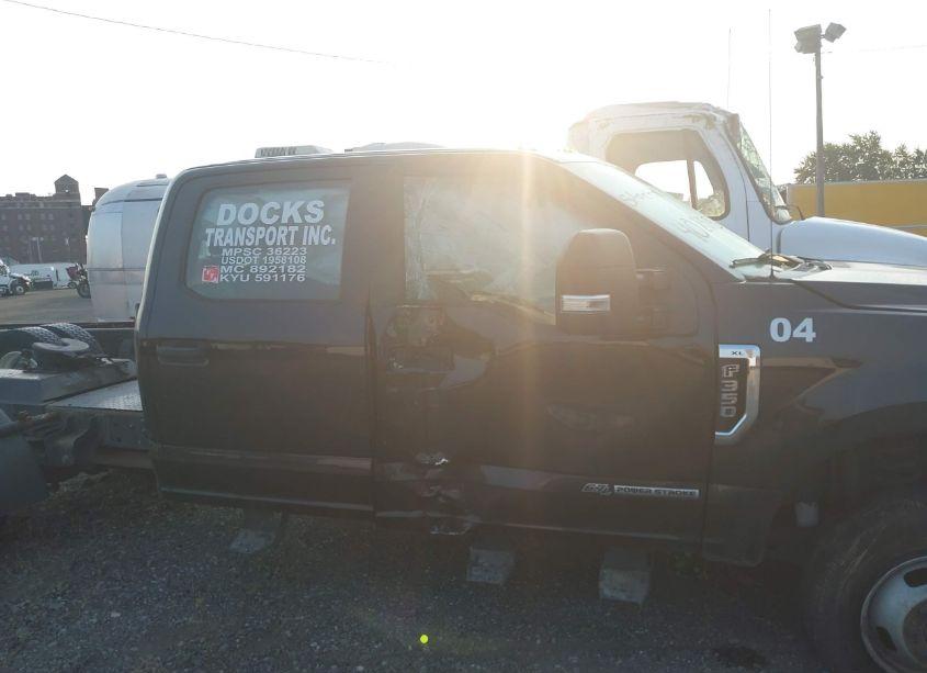 Photo 13 of 2019 Ford F-350 CHASSIS XL (VIN 1FD8W3HT7KEE19935)