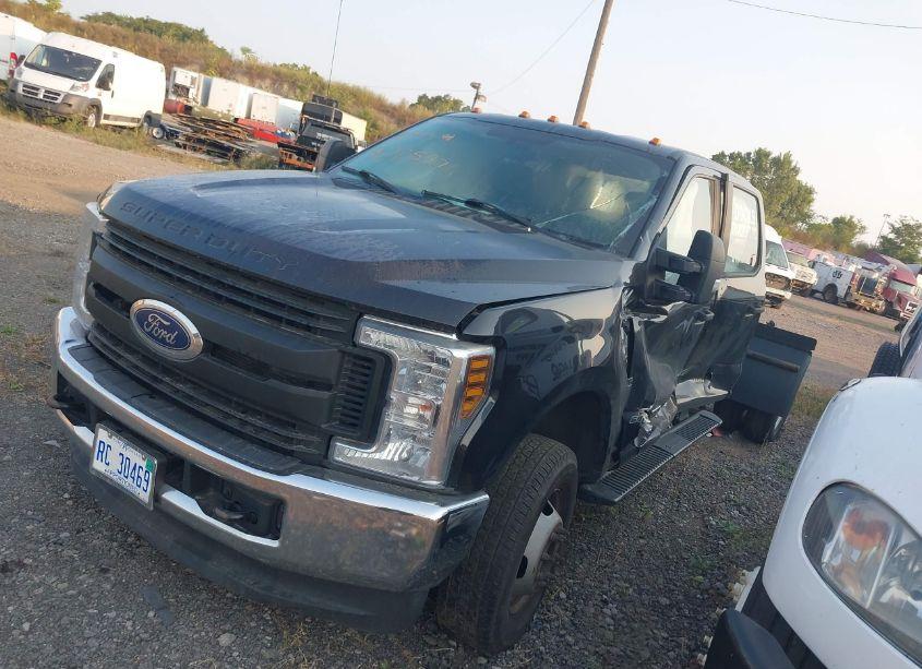 Photo 2 of 2019 Ford F-350 CHASSIS XL (VIN 1FD8W3HT7KEE19935)