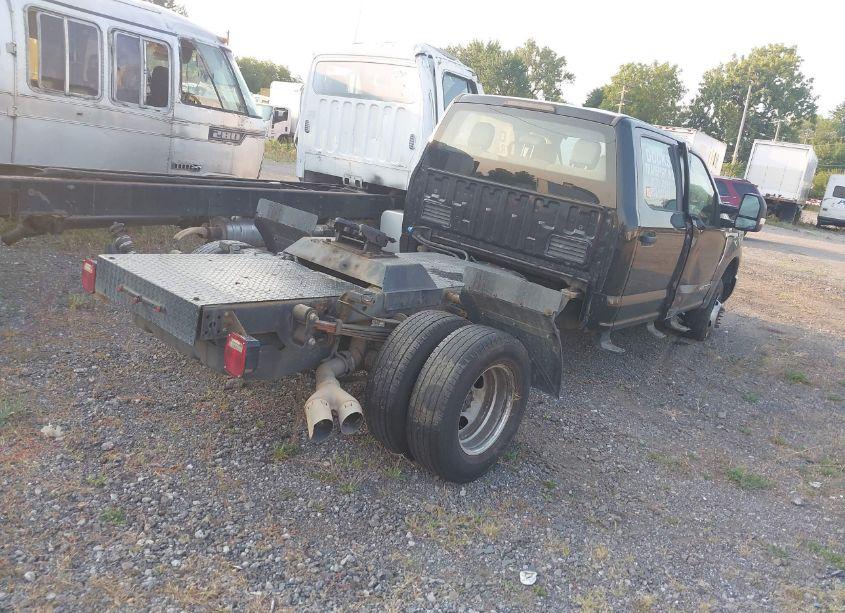 Photo 4 of 2019 Ford F-350 CHASSIS XL (VIN 1FD8W3HT7KEE19935)
