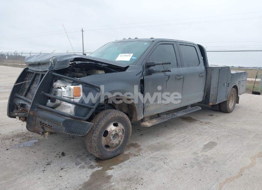 Photo 2 of 2021 Ford F-350 CHASSIS XLT (VIN 1FD8W3HT7MEC12724)