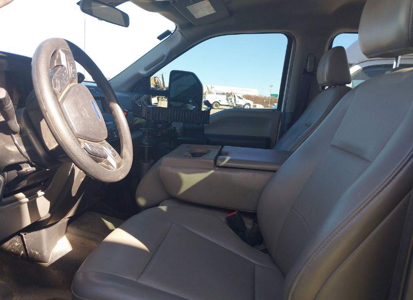 Photo 5 of 2020 Ford F-350 CHASSIS XL (VIN 1FD8W3HT8LEE12140)