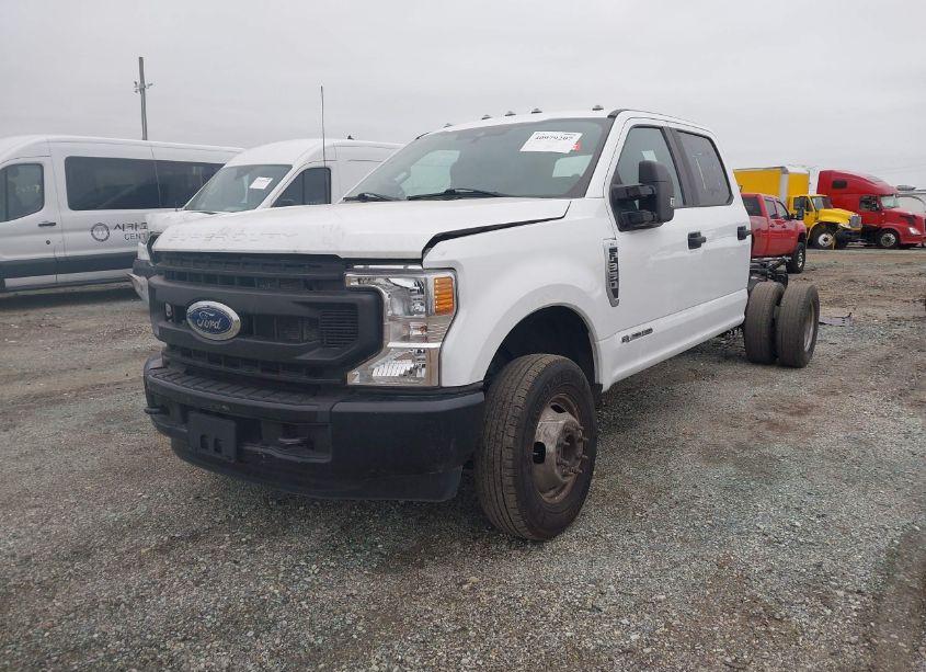 Photo 2 of 2022 Ford F-350 CHASSIS XL (VIN 1FD8W3HT9NEF96894)