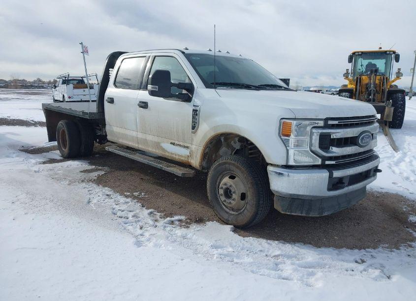 2022 Ford F-350 CHASSIS XLT (VIN 1FD8W3HTXNEG27375) main photo