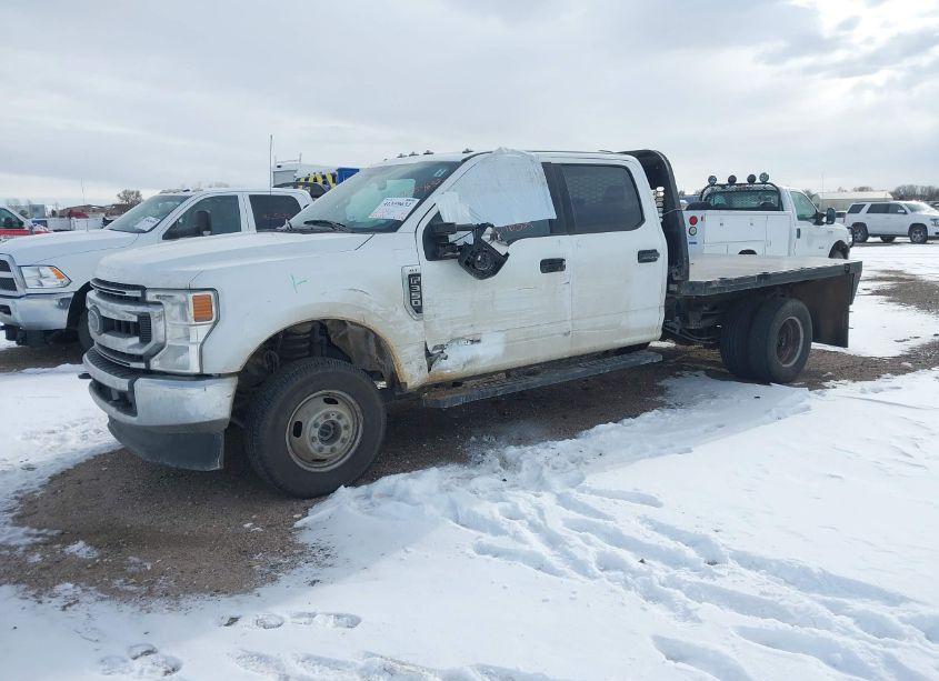 Photo 2 of 2022 Ford F-350 CHASSIS XLT (VIN 1FD8W3HTXNEG27375)