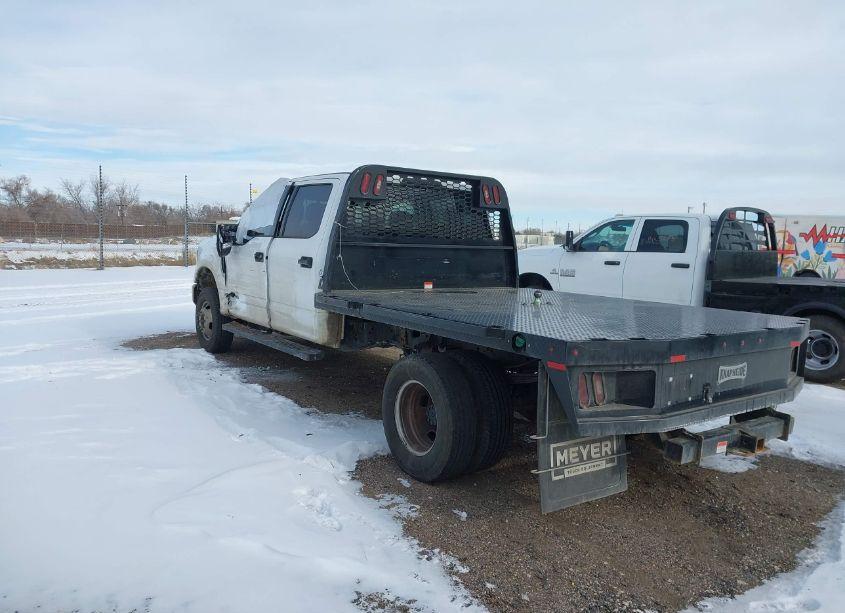 Photo 3 of 2022 Ford F-350 CHASSIS XLT (VIN 1FD8W3HTXNEG27375)