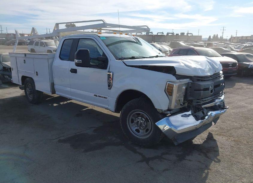 2019 Ford F-350 CHASSIS XL (VIN 1FD8X3ET9KEF25630) main photo