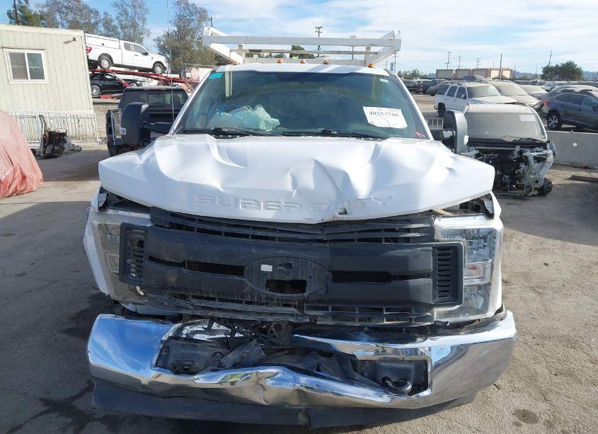 Photo 12 of 2019 Ford F-350 CHASSIS XL (VIN 1FD8X3ET9KEF25630)