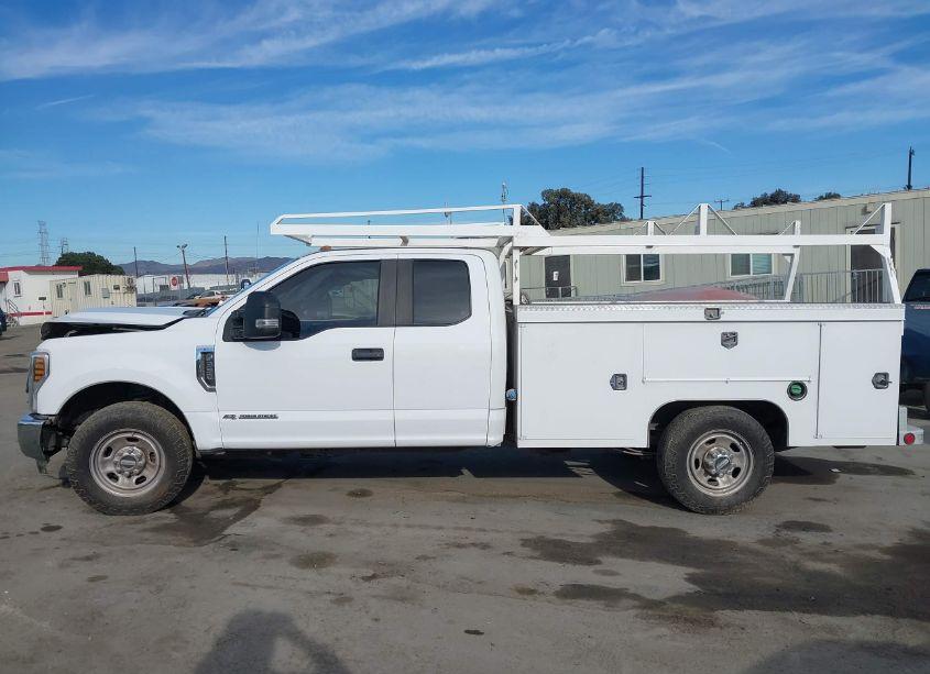 Photo 14 of 2019 Ford F-350 CHASSIS XL (VIN 1FD8X3ET9KEF25630)
