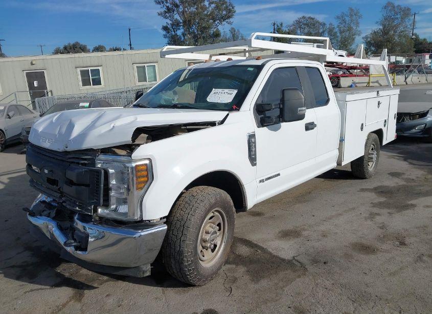 Photo 2 of 2019 Ford F-350 CHASSIS XL (VIN 1FD8X3ET9KEF25630)