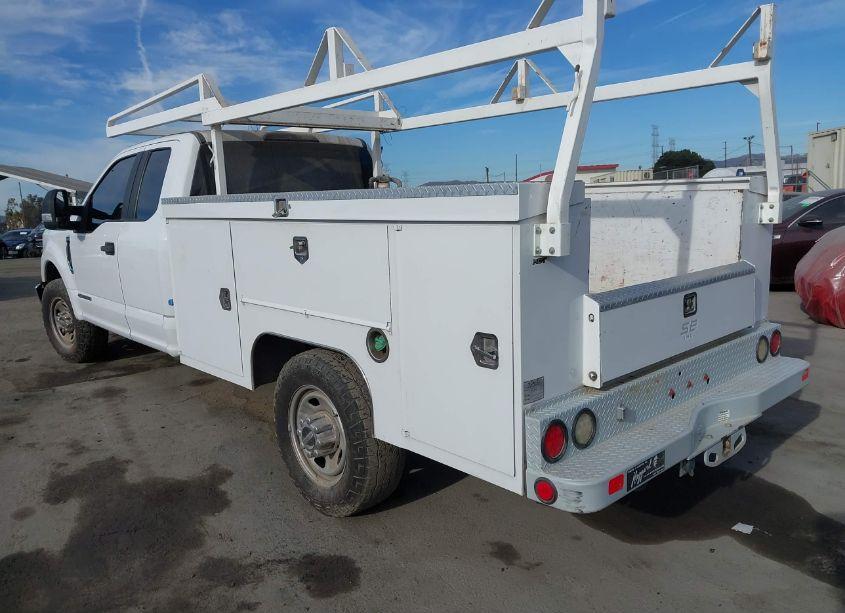 Photo 3 of 2019 Ford F-350 CHASSIS XL (VIN 1FD8X3ET9KEF25630)