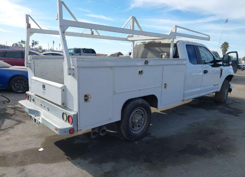 Photo 4 of 2019 Ford F-350 CHASSIS XL (VIN 1FD8X3ET9KEF25630)