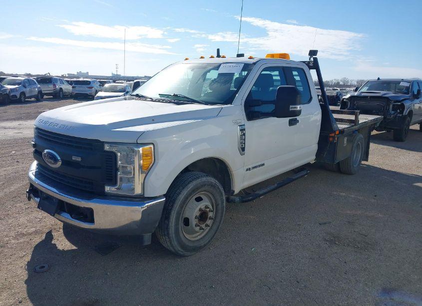 Photo 2 of 2017 Ford F-350 CHASSIS XL (VIN 1FD8X3GT1HED07591)