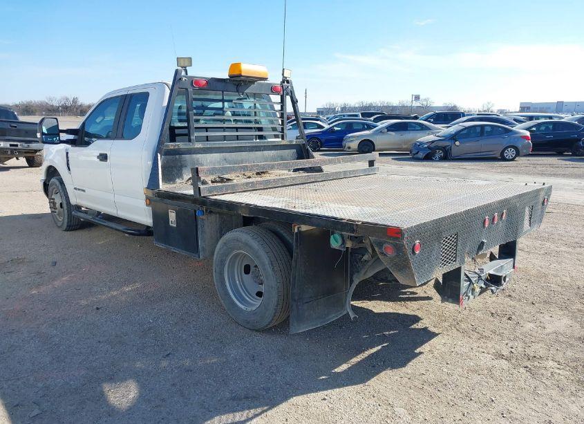 Photo 3 of 2017 Ford F-350 CHASSIS XL (VIN 1FD8X3GT1HED07591)