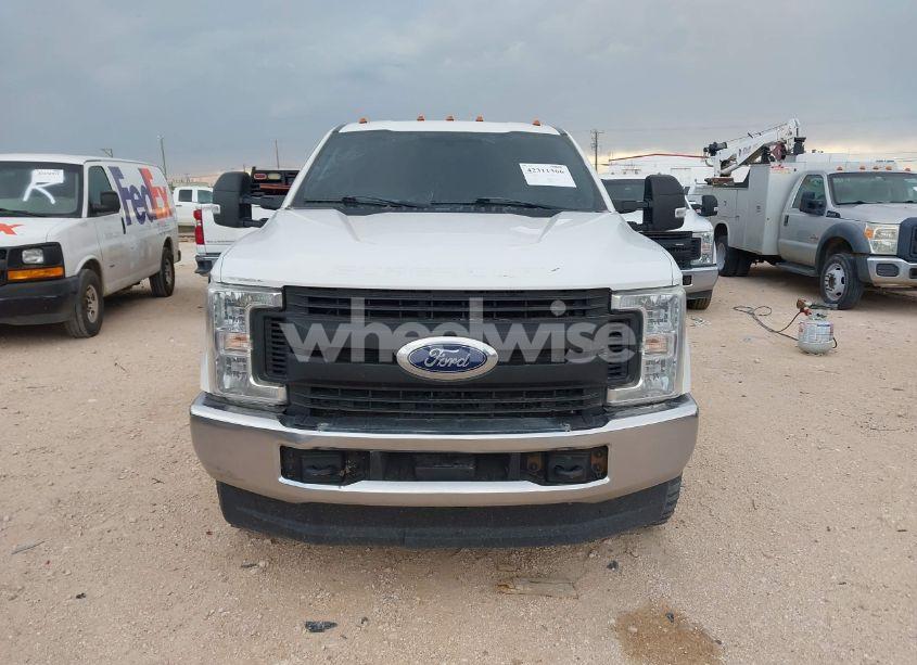 Photo 11 of 2018 Ford F-350 CHASSIS XL (VIN 1FD8X3HT6JED05601)