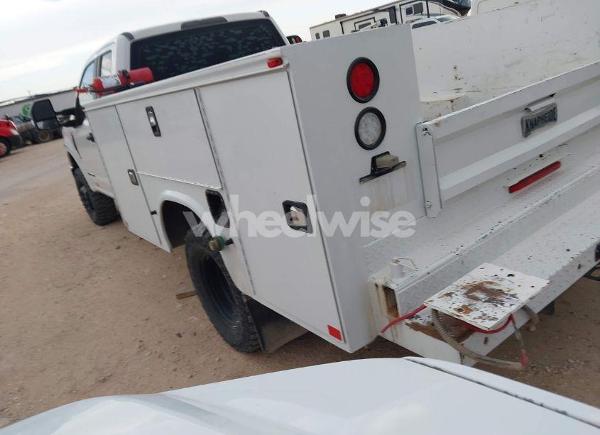 Photo 3 of 2018 Ford F-350 CHASSIS XL (VIN 1FD8X3HT6JED05601)