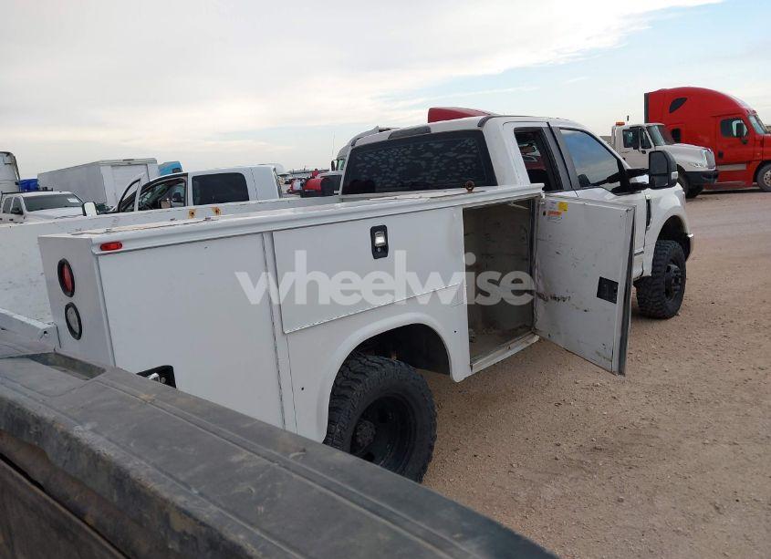 Photo 4 of 2018 Ford F-350 CHASSIS XL (VIN 1FD8X3HT6JED05601)