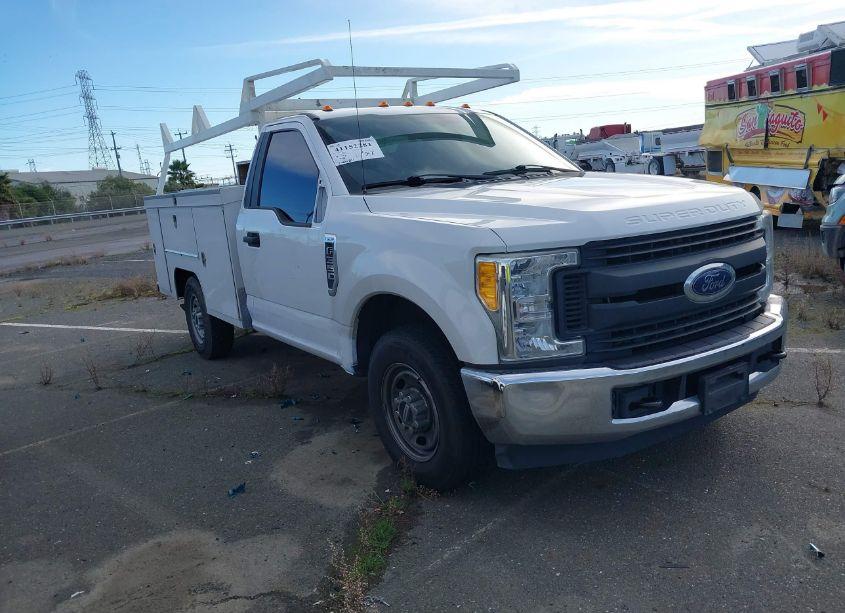 2017 Ford F-350 CHASSIS XL (VIN 1FDBF3E67HEB53751) main photo