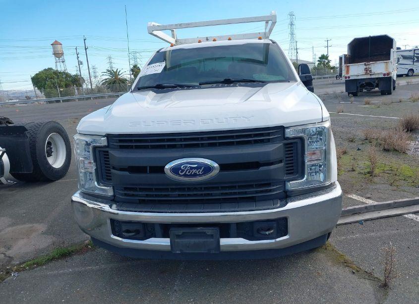 Photo 13 of 2017 Ford F-350 CHASSIS XL (VIN 1FDBF3E67HEB53751)