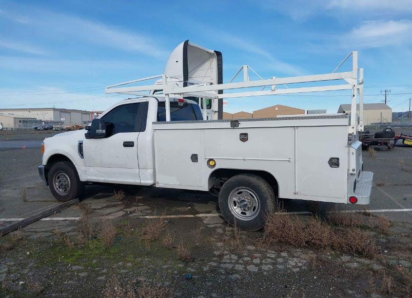 Photo 15 of 2017 Ford F-350 CHASSIS XL (VIN 1FDBF3E67HEB53751)