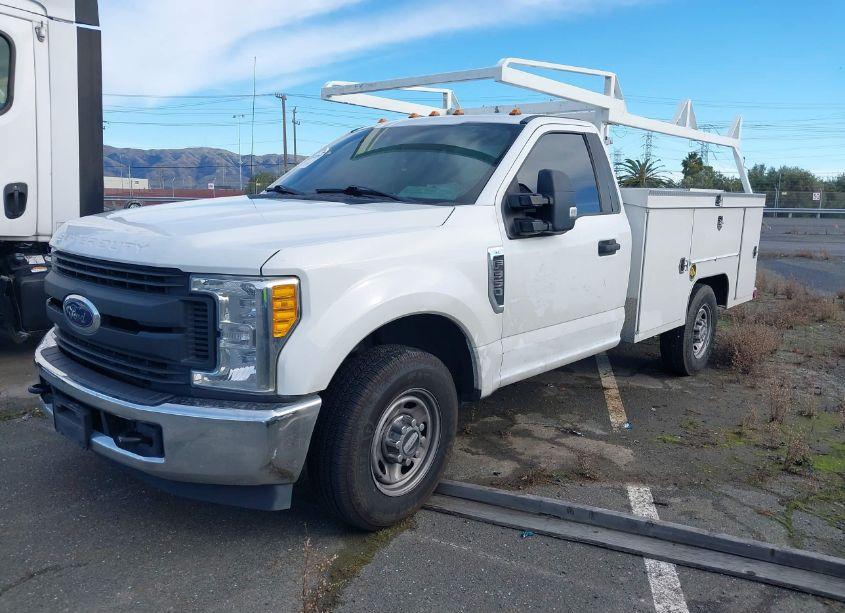 Photo 2 of 2017 Ford F-350 CHASSIS XL (VIN 1FDBF3E67HEB53751)