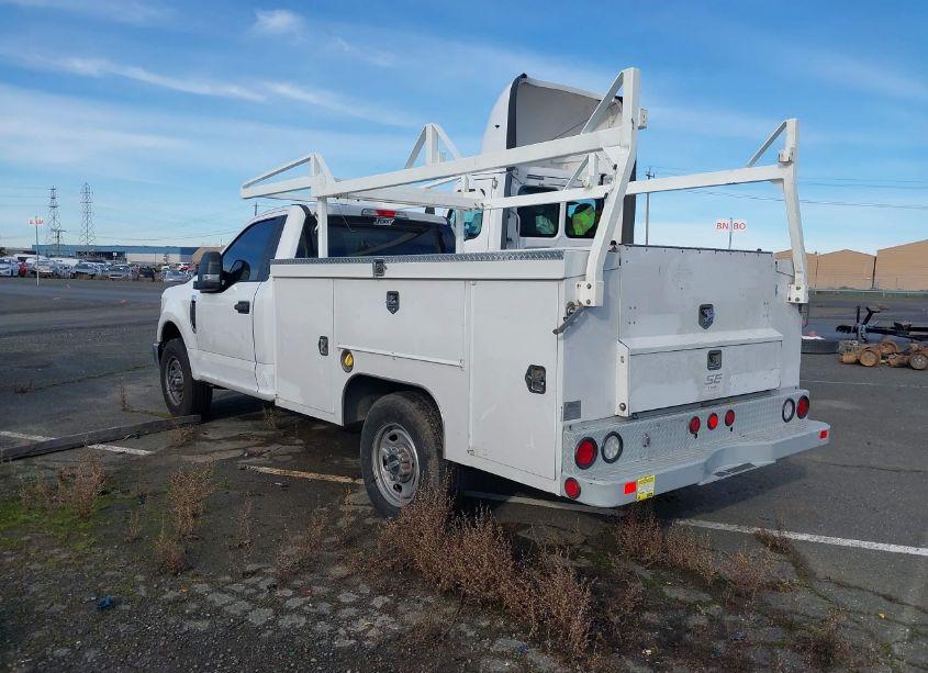 Photo 3 of 2017 Ford F-350 CHASSIS XL (VIN 1FDBF3E67HEB53751)