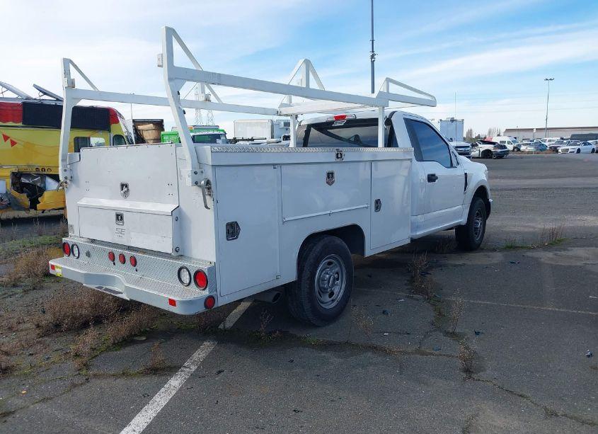 Photo 4 of 2017 Ford F-350 CHASSIS XL (VIN 1FDBF3E67HEB53751)