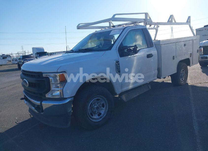 Photo 2 of 2022 Ford F-350 CHASSIS XL (VIN 1FDRF3F68NEE94763)