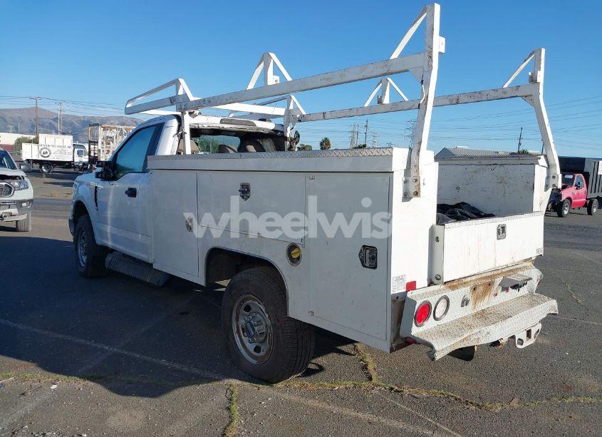 Photo 3 of 2022 Ford F-350 CHASSIS XL (VIN 1FDRF3F68NEE94763)