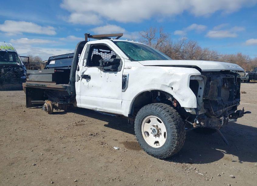 2021 Ford F-350 CHASSIS XLT (VIN 1FDRF3F69MED42022) main photo