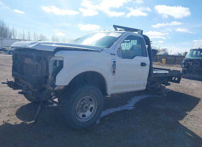 Photo 2 of 2021 Ford F-350 CHASSIS XLT (VIN 1FDRF3F69MED42022)