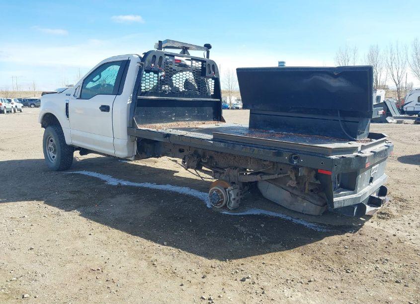 Photo 3 of 2021 Ford F-350 CHASSIS XLT (VIN 1FDRF3F69MED42022)