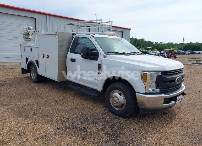 2019 Ford F-350 CHASSIS XL (VIN 1FDRF3G61KEC47465) main photo